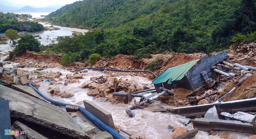 Mưa lũ tàn phá tan hoang tuyến đường từ TP Cam Ranh đến xã Cam Lập. Ảnh: Tuấn Anh.