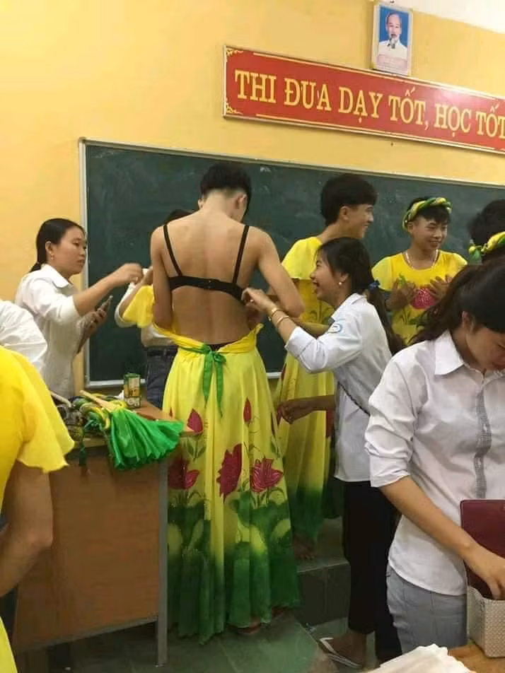 Nam sinh chịu khó đầu tư giả gái cho tiết mục văn nghệ của lớp.