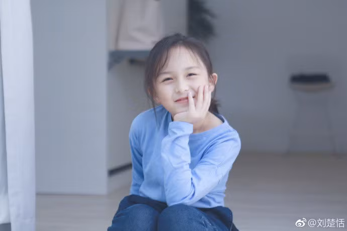 Đôi mắt to tròn là điểm nổi bật của diễn viên nhí xinh đẹp.