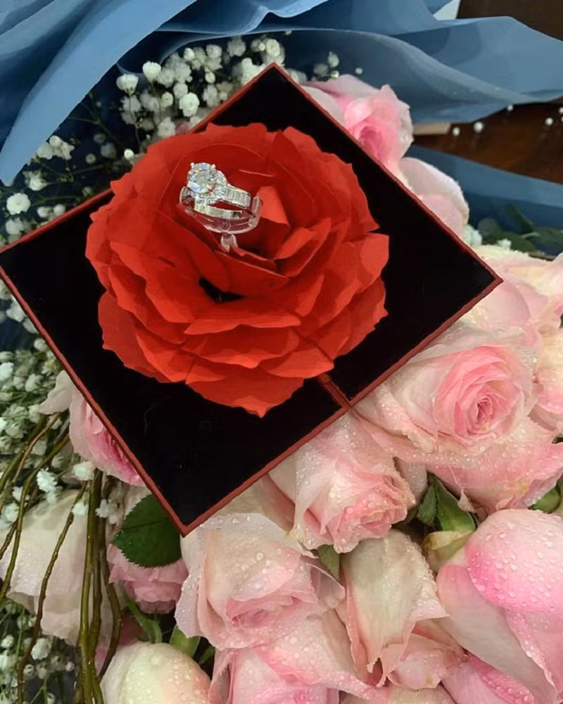Trước đó, Quế Ngọc Hải đã tặng món quà kỷ niệm ngày cưới cho vợ của mình, đó là chiếc nhẫn kim cương óng ánh