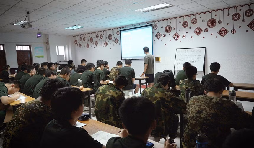 “Bệnh nhân” thường xuyên tham gia những lớp học để ổn định về tâm lý, thể chất. Ảnh: SCMP.