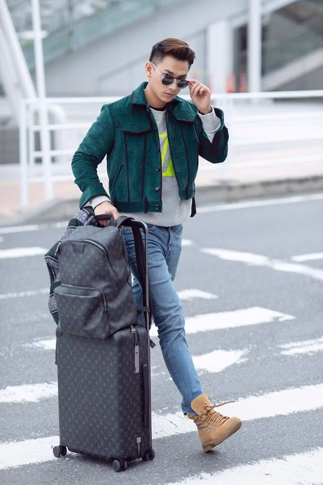Nam tính là điều không ai phủ nhận khi nhìn về phong cách thời trang, thần thái và sự chỉn chu hình ảnh mỗi khi Isaac bước ra đường. Thậm chí anh còn chứng minh mình là tín đồ của thời trang khi mix&amp;match quần áo và phụ kiện rất hợp thời.