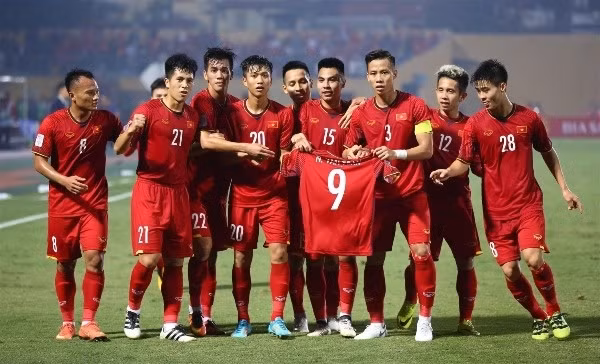 Toàn đội gửi bàn thắng tới cầu thủ đang bị chấn thương là Văn Toàn (áo số 9). (Ảnh: Ngọc Thành)