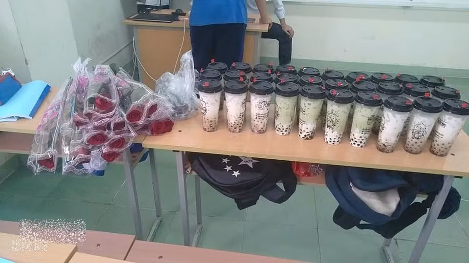 Nam sinh tặng trà sữa cho bạn gái trong lớp khiến cộng đồng mạng trầm trồ.