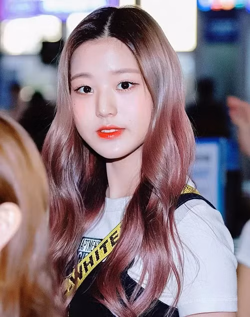 Đang ở trong độ tuổi da phát triển đẹp nhất, Won Young (IZ*ONE) chỉ cần đánh phấn, highlight nhẹ nhàng đã giúp gương mặt xinh xắn, mịn mướt.