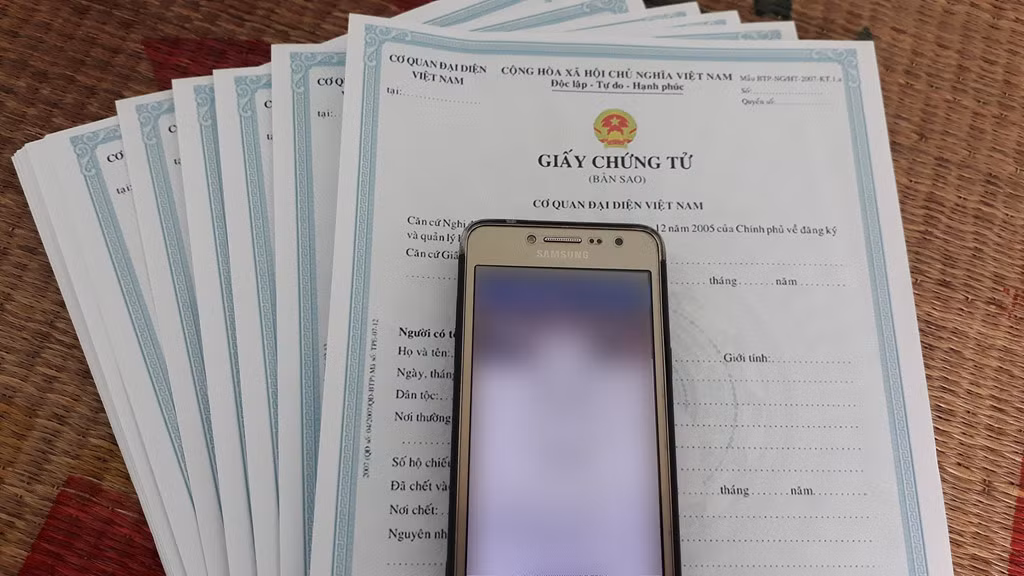 Giấy chứng tử giả được bán 100.000 đồng/tờ cho giới làm dịch vụ.