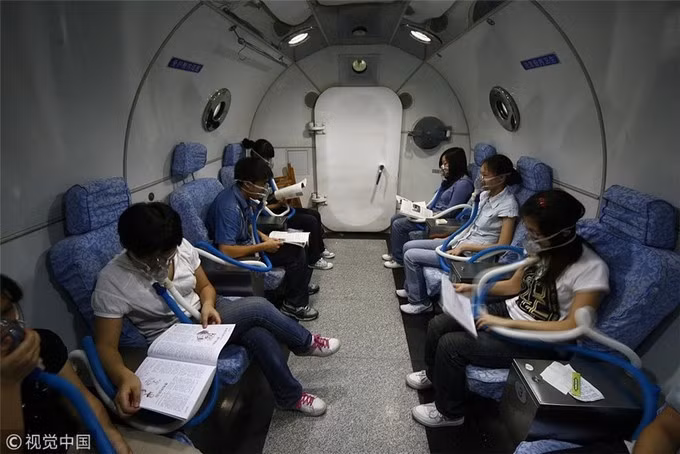 Nhìn bức ảnh này cũng khiến bạn phải xót xa thay khi học sinh vừa thở khí oxy vừa ôn bài. Thực sự rất khắc nghiệt. (Ảnh: VCG)