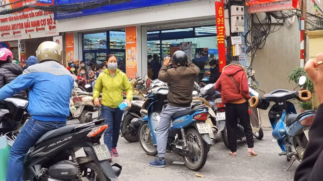 Xếp hàng rất lâu mới mua được khẩu trang.