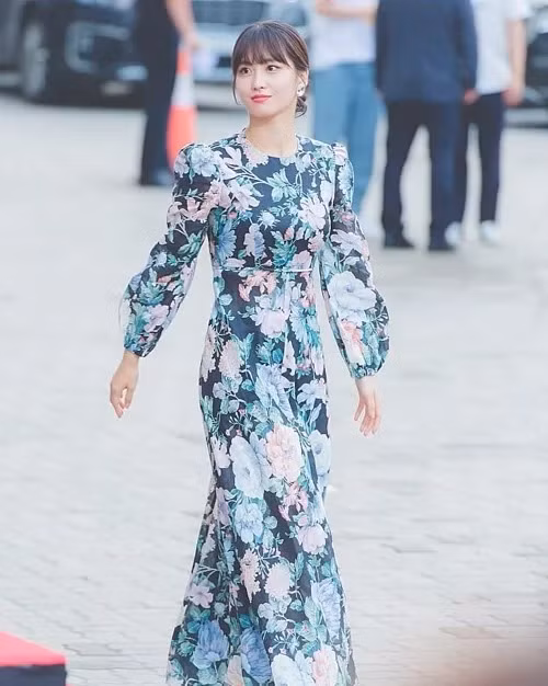 Với chiếc đầm maxi tay bồng in hoa to bản, mỹ nhân 9x cũng trông đứng đắn hơn tuổi thật khá nhiều.