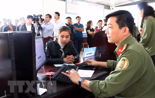 Quy trình làm thủ tục cấp hộ chiếu cho người dân. (Ảnh: Công Tường/TTXVN)