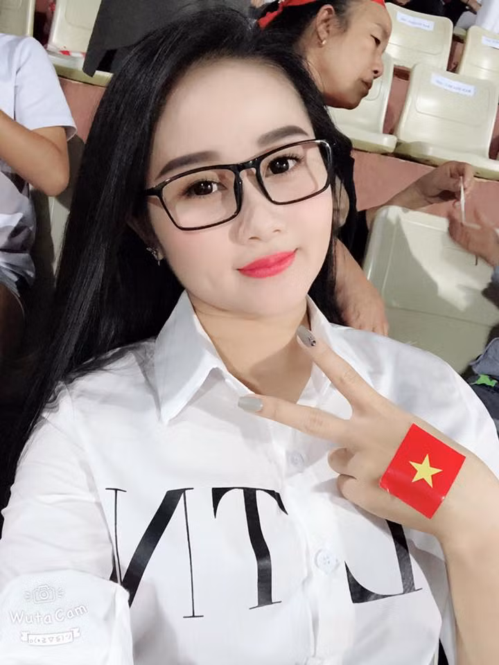 Ngọc Quyên cũng có mặt trên sân vận động Hàng Đẫy để cổ vũ cho bạn trai Tiến Linh.