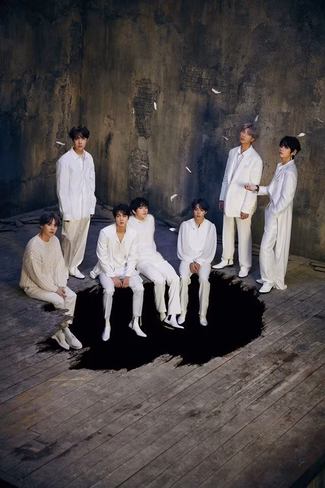 BTS bảnh bao trong những bộ outfit trắng, đối lập với khung cảnh có phần u ám. Đặc biệt, sự xuất hiện của chiếc hố đen như đại diện cho sự sa ngã, cám dỗ và lỗi lầm.