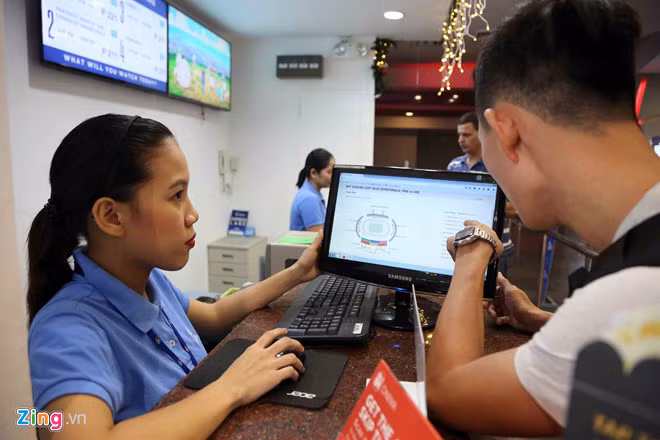 Phóng viên Zing.vn cũng thắc mắc vì sao vé VIP được bán nhanh như vậy. Ảnh: Thuận Thắng.