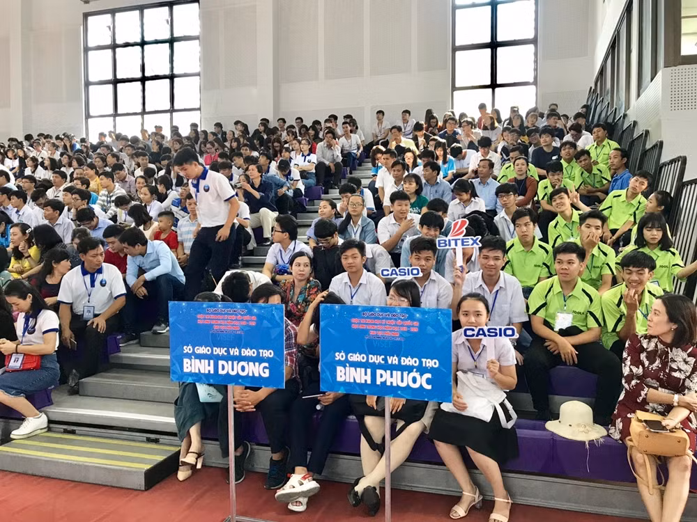 Đông đảo các bạn học sinh từ khắp các tỉnh thành khu vực phía Nam đã đến Tp.HCM để tham dự và tranh tài.