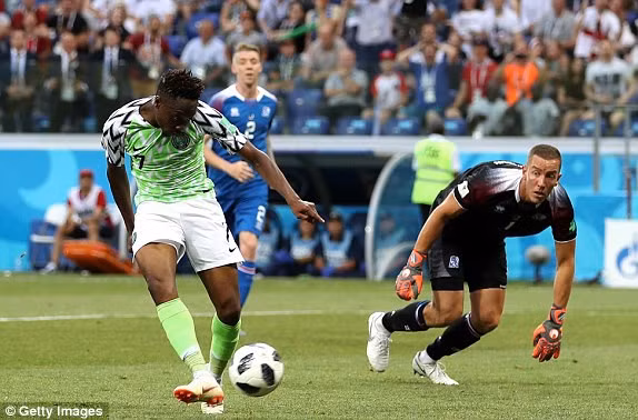 Tình huống Musa vượt qua thủ môn Iceland để nhân tỷ số lên 2-0.