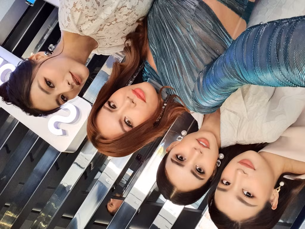 Quả không hổ danh, ngay cả khi selfie cả 4 nàng đều rất chuẩn thần thái, đẳng cấp hoa hậu.