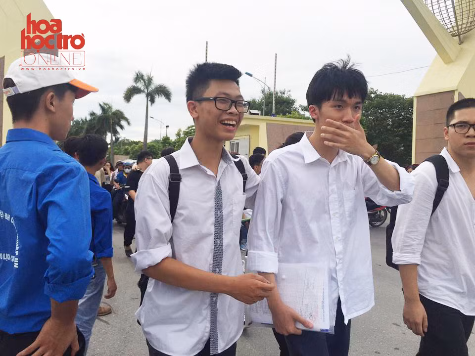 Nụ cười hiếm hoi trên gương mặt sĩ tử ở cụm thi trường Phổ thông năng khiếu Thể dục thể thao Hà Nội. (Ảnh: Diệu Linh, Nguyễn Loan)
