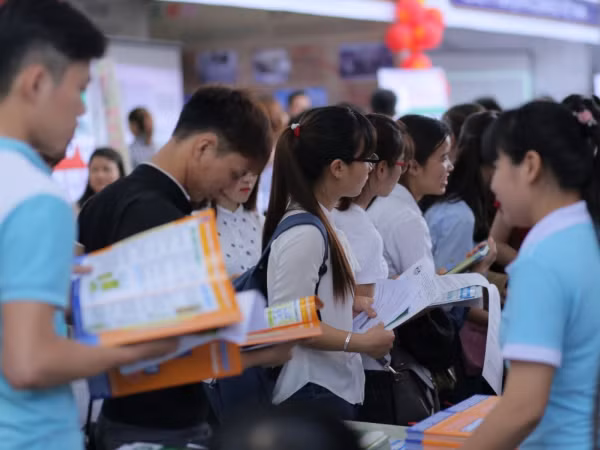 Sinh viên được các công ty đến trực tiếp tuyển dụng tại Ngày hội việc làm hàng năm