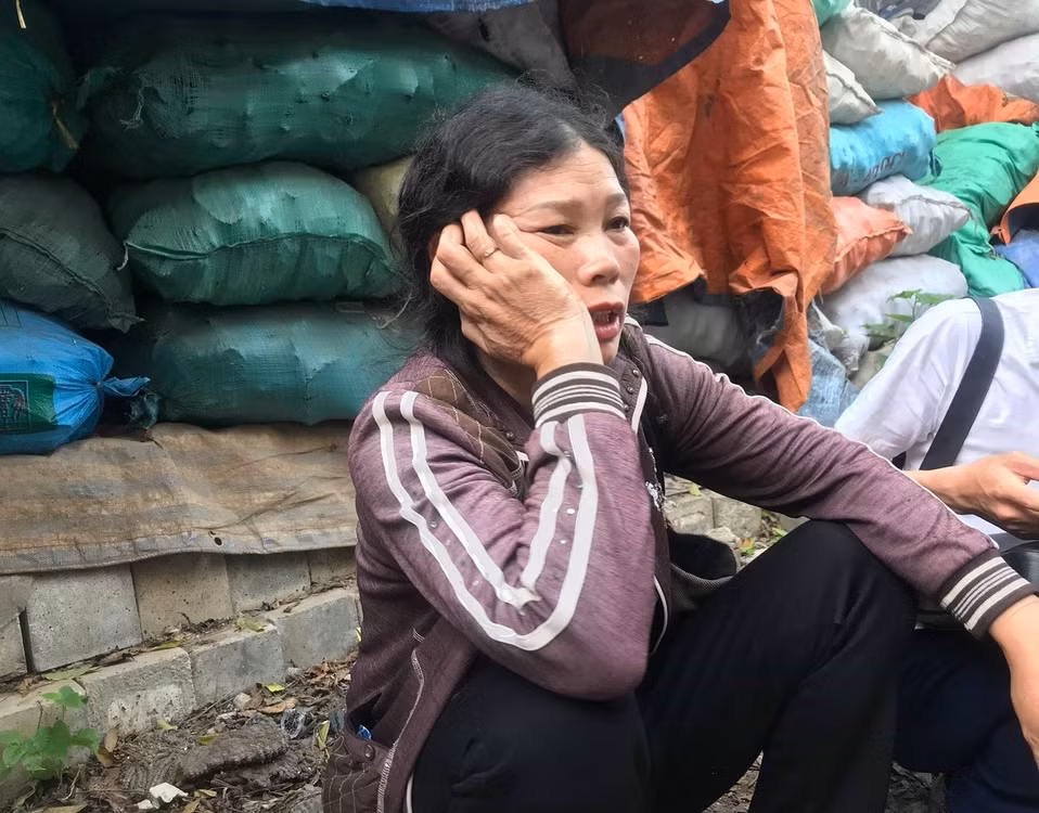 Nhiều người thất thần tại hiện trường chờ nhận thi thể người thân.