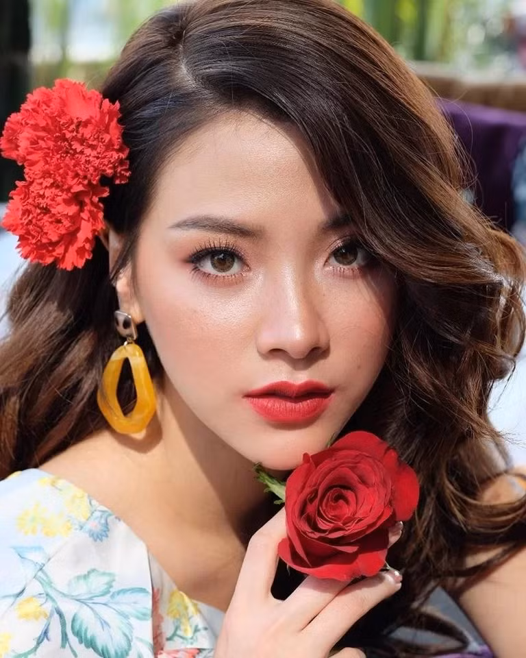 Với nhiều tác phẩm điện ảnh và truyền hình gây sốt như Friend Zone, Chiếc lá bay, Baifern Pimchanok không còn xa lạ với khán giả châu Á cũng như Việt Nam. Ngoài khả năng diễn xuất, mỹ nhân Thái Lan còn để lại ấn tượng nhờ gương mặt xinh đẹp, có khả năng chinh phục mọi kiểu trang điểm.