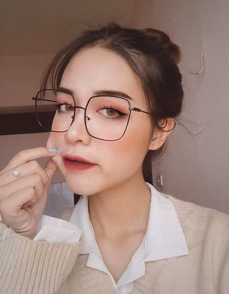 Bạn muốn trông mình sắc sảo và chín chắn hơn thì thử ngay kiểu make up này của Hoa Trang nhé. Màu đỏ mận pha tím có thể khiến bạn trông già đi, nhưng dưới bàn tay của Hoa Trang, màu này thực sự cuốn hút và tuyệt vời. Kẻ mắt sắc sảo và thêm một chiếc kính làm phụ kiện nữa là hoàn hảo cho phong cách làm đẹp này.