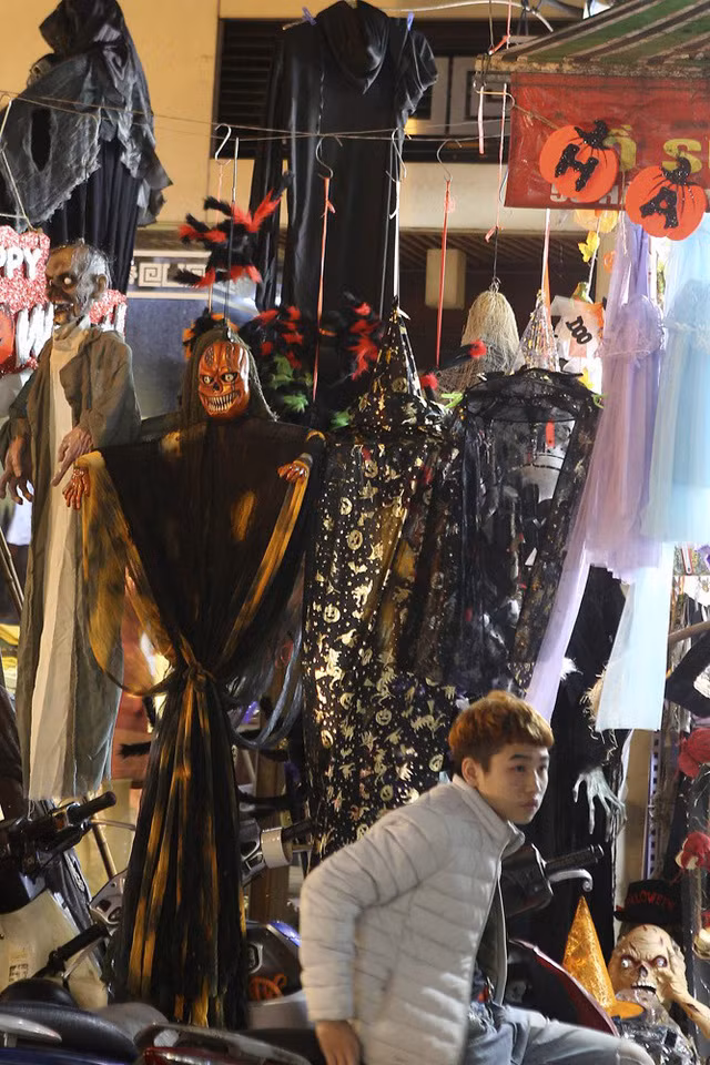 Các loại trang phục quen thuộc cho lễ Halloween đi kèm mặt nạ đầu lâu.