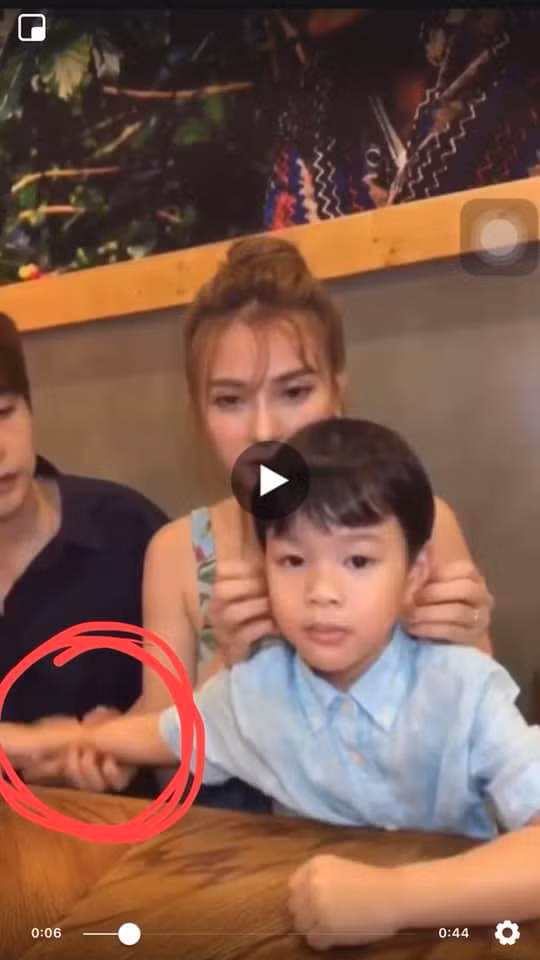 Một hình ảnh cư dân mạng chụp lại cho rằng Kin Nguyễn thật sự đã cấu tay bé chứ không hề đụng trúng cạnh bàn.