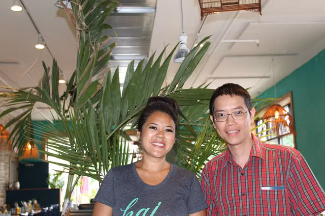 Người viết chụp ảnh lưu niệm với Christina Nguyễn.
