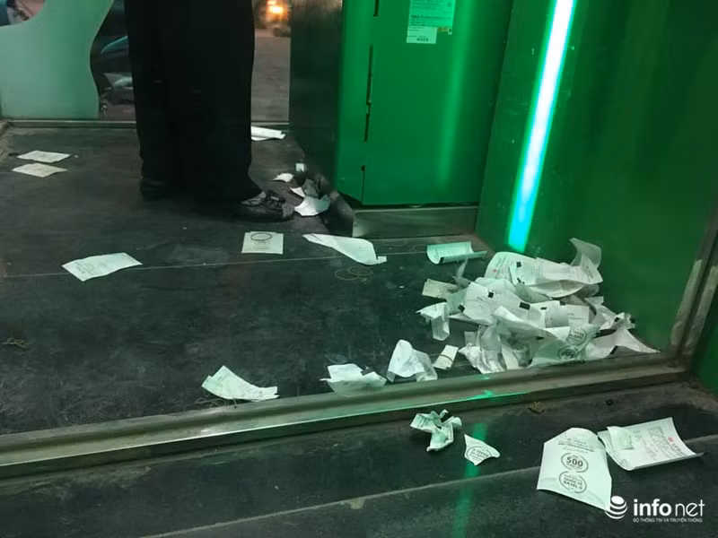 Rác biên lai giao dịch tại ATM VPBank.