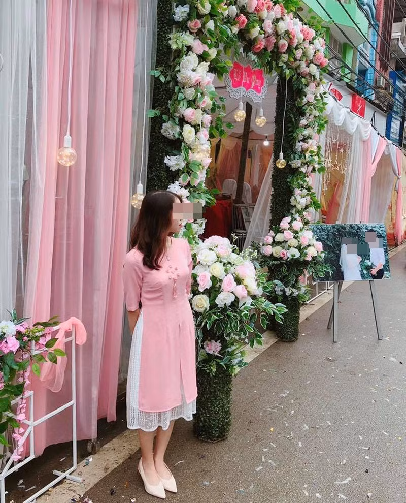 Chọn đồ “khéo” quá, chuẩn màu rèm đám cưới luôn. (Ảnh: Thảo Phạm)