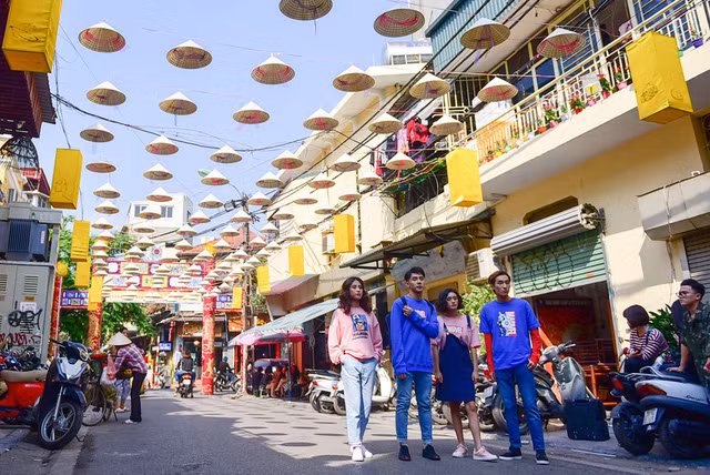 Dù chưa phải cuối tuần nhưng nhiều bạn trẻ đã đến đây check-in. Được biết, những chiếc nón lá được trưng bày cho đến hết ngày 2/12.