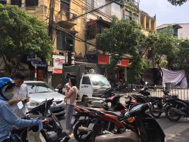 Chốt chặn một đoạn đường trên phố Hàng Bông.