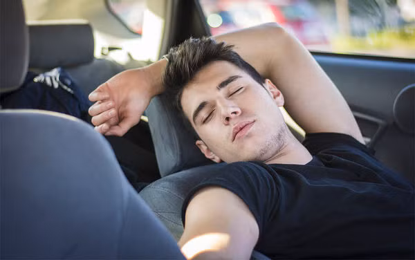 Khi không gian xe bị đóng kín, lượng oxy trong khoang xe giảm dần, người ngủ quên trên xe, hoặc do còn quá nhỏ không thể tự mở cửa xe, sẽ từ từ lịm đi rồi dẫn đến tử vong. (Ảnh: Getty Images)