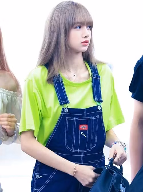 Lisa mix-match áo phông xanh neon, quần yếm jeans cùng balo Dior làm từ da bê có giá đến 2.250 USD (khoảng 52,3 triệu đồng).