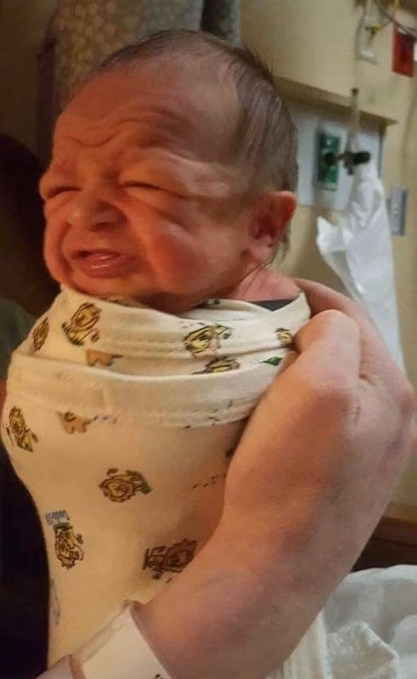 “Đây là đâu? Các người là ai? Các người muốn gì ở ta? Hãy thả ta ra mau!”