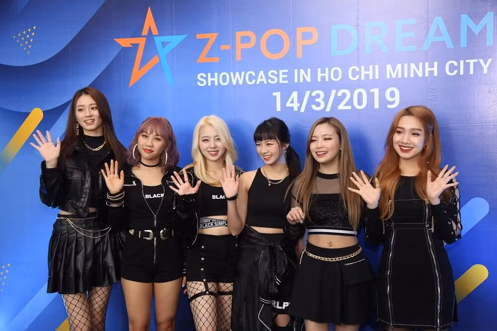 6/7 thành viên của Z-Girls gồm Carlyn, Mahiro, Bell, Joanne, Priyanka, Vanya và Quin