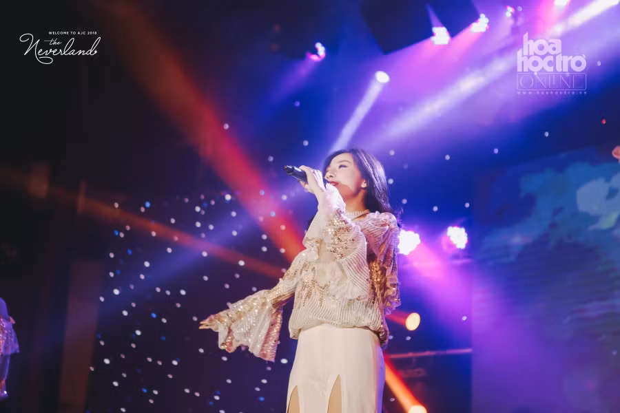 “Nàng tiên cá”- bài hát nổi tiếng hiện nay cũng được dàn dựng độc đáo trên sân khấu học viện, không chỉ giữ lại nét sôi động vui tươi của ca khúc gốc mà còn đem lại không khí đặc biệt riêng chỉ có tại trường Báo.
