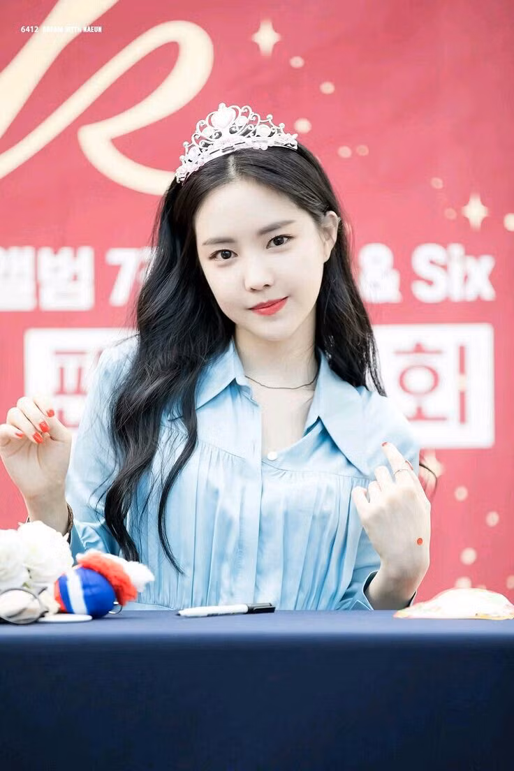 Son Na Eun (Apink) nổi tiếng với đôi chân dài miên man thẳng tắp. Nhưng nhiều phóng viên Hàn lại ấn tượng với khuôn mặt xinh đẹp kiểu nữ tính nhẹ nhàng của Na Eun hơn. Tiếc rằng Na Eun dường như đã đụng dao kéo thẩm mỹ nên không giữ được nét tự nhiên như trước nữa.