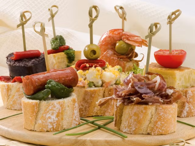 Người dân khắp nơi trên thế giới ăn lót dạ món gì khi chưa tới bữa? ảnh 11