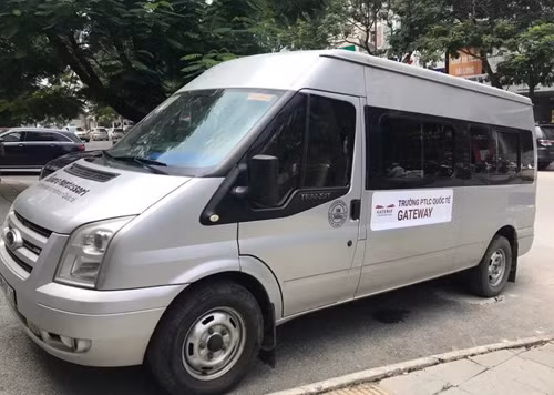 Học sinh trường Gateway được đưa đón bằng xe Ford Transit 16 chỗ. (Ảnh: Dương Tâm)