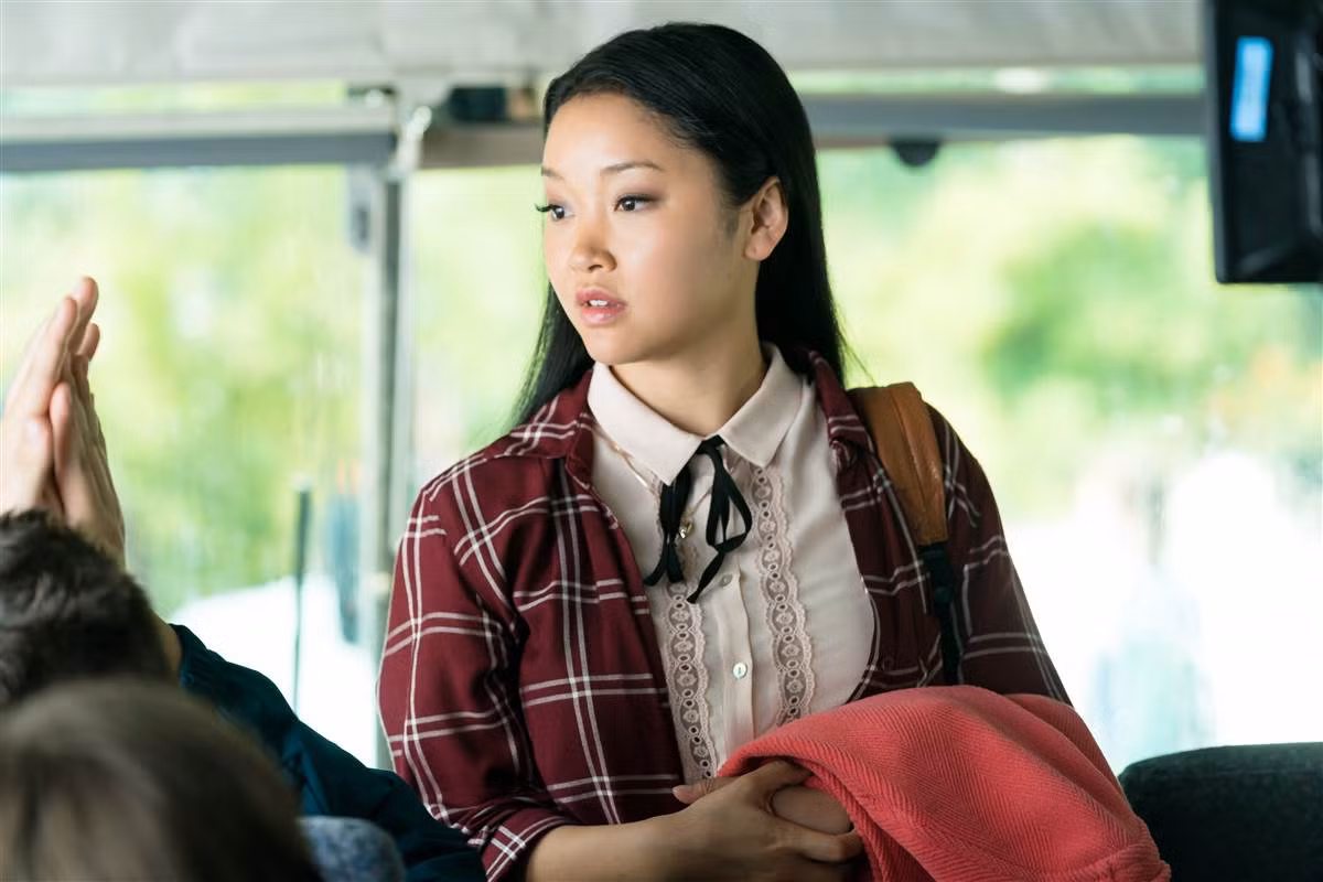 Tác giả Jenny Han yêu cầu Lara Jean phải là một cô nàng người Mỹ gốc Á, nếu không thì không phim ảnh gì nữa cả.