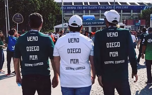 Martinez (giữa) cùng bạn bè mặc áo phông có in dòng chữ “Vero, Diego, Mia luôn bên tôi” để nhớ về vợ và con anh.