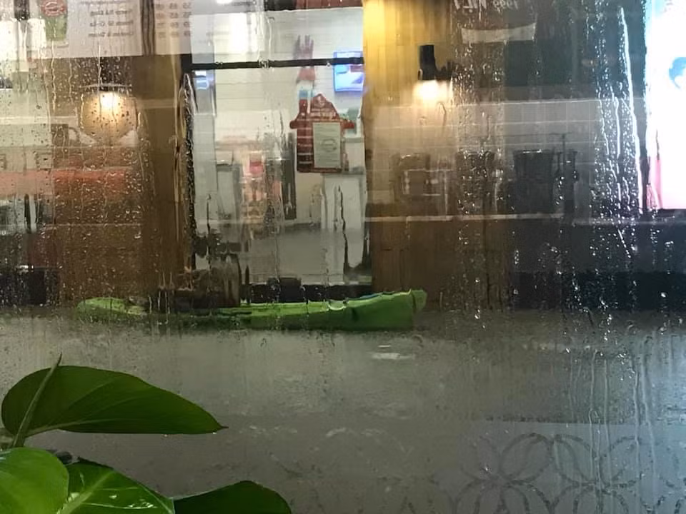 Một cách lạc quan đón ngày bão về, ngập lụt vẫn chèo thuyền đi mua gà rán.