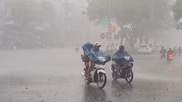 Mưa lốc dữ dội trước giờ buổi tập trung kỳ thi THPT Quốc gia 2018 tại Huế.
