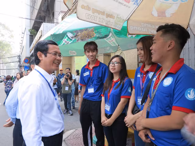 Thứ trưởng Nguyễn Văn Phúc thăm hỏi các sinh viên tình nguyện túc trực tại điểm thi trường THPT Bùi Thị Xuân (quận 1)​.