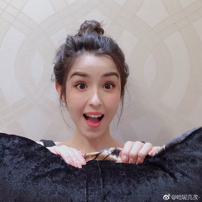 Cần sang chảnh thì có sang chảnh, nhưng khi nhí nhố thì Cáp Ni Khắc Tư cũng dễ thương vô cùng.