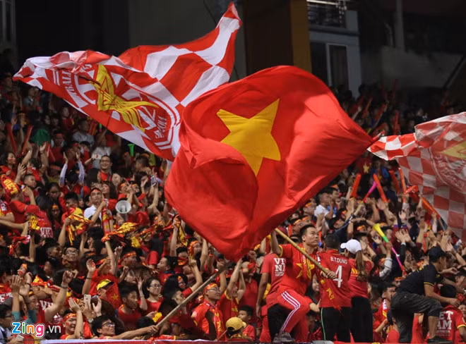 CĐV Việt Nam luôn tạo nên bầu không khí cuồng nhiệt đồng hành cùng đội tuyển Việt Nam. Ảnh: Thế Anh.