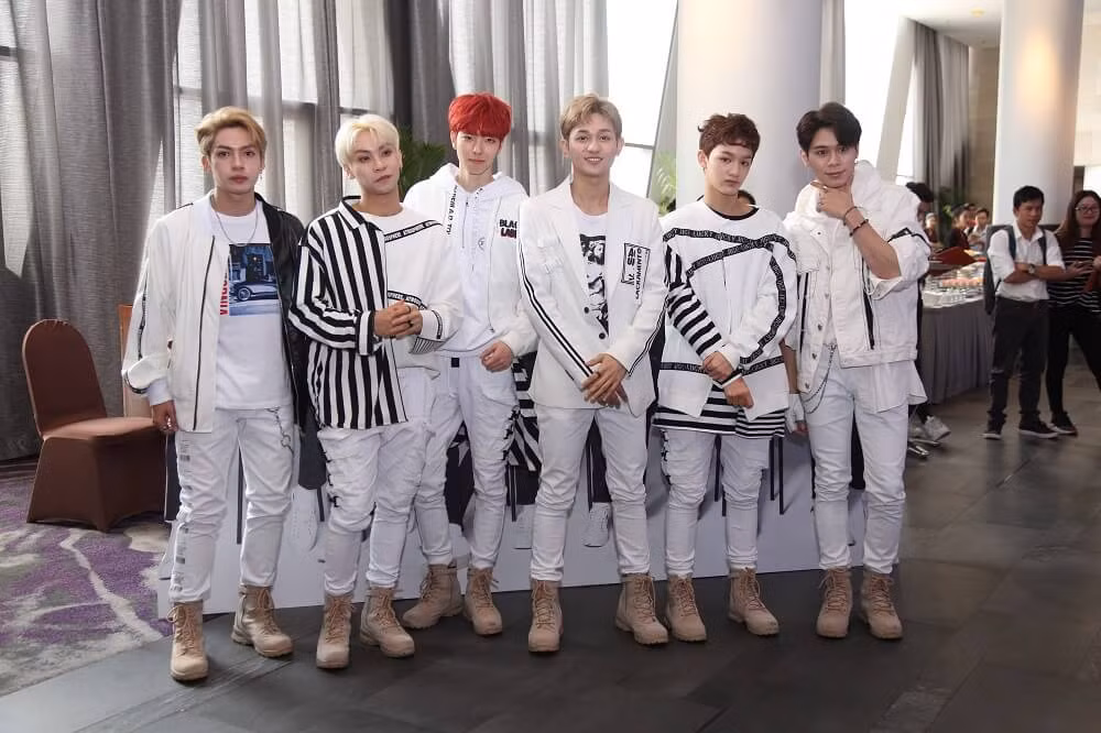 6/7 thành viên của Z–Boys gồm: Mavin, Josh, Roy, Blink, Gai, Sid và Perry