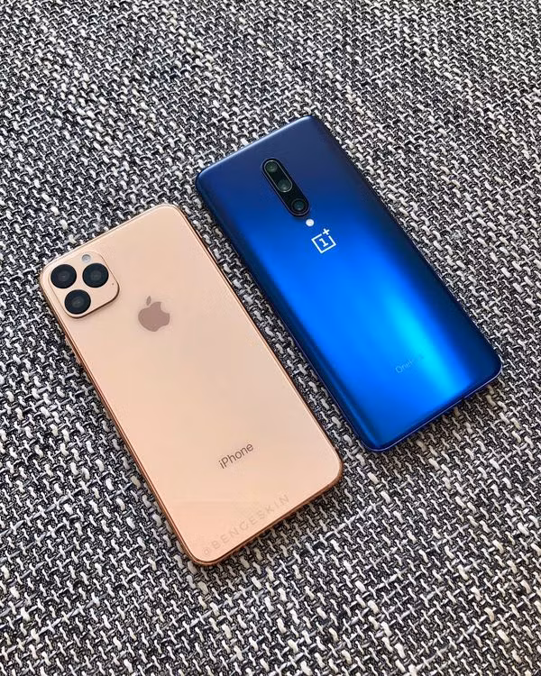 iPhone 11 bên cạnh đối thủ Oneplus 7 Pro.
