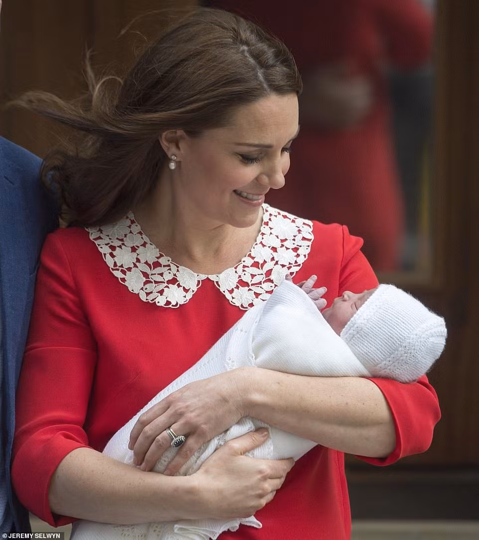 Nữ Công tước xứ Cambridge Kate Middleton bế con trai mới sinh, Hoàng tử Louis, trước cổng Lindo Wing, ngày 23/4. Phóng viên Jeremy Selywn chụp.